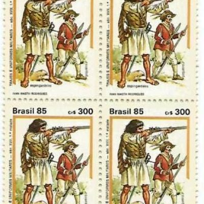 QC1477MINT - Trajes e Uniformes Militares - 1985 - MINT