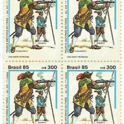 QC1478MINT - Trajes e Uniformes Militares - 1985 - MINT